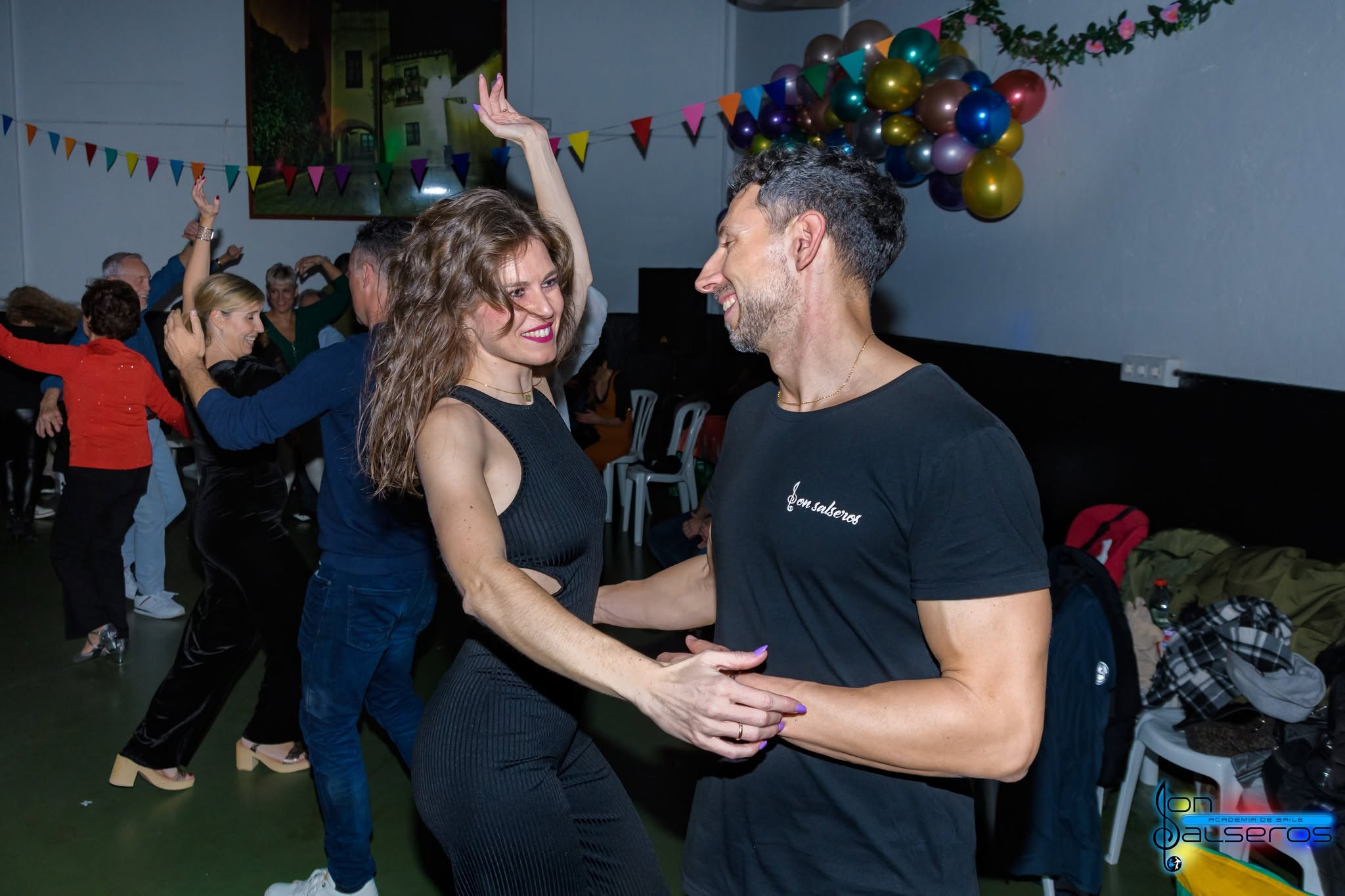 Pareja bailando en una fiesta de Son Salseros